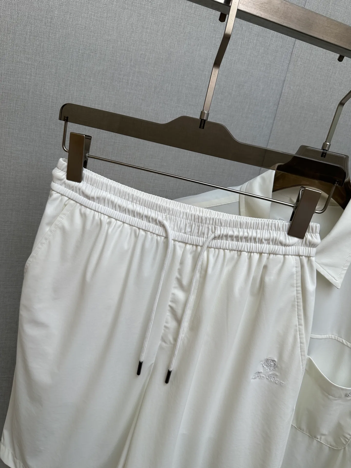 The LP New Arrival casual suit has exquisite and high-end details and a full sense of luxury. Customized Premium fabric, the upper body is crisp and stylish, comfortable and not tight. The clean and neat tailoring is full of urban style. You will feel good when you wear it. It is the first choice for Premium fashionistas. The upper body effect is super good! Sizes:M-3XL